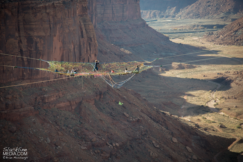 Illustration for article titled Guys hang huge hammock in the middle of 400-foot-high canyon void